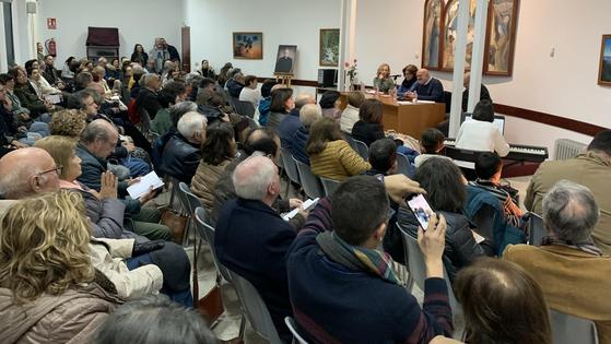 El párroco José Ángel Losada presentó 'Sarmientos en la herida' en un acto emotivo y lleno de agradecimiento