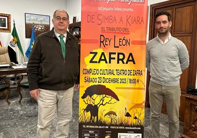 El alcalde y el promotor de la empresa organizadora en la presentación