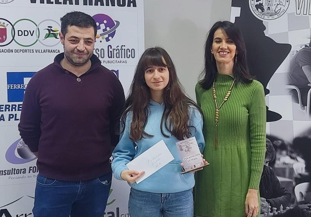 Pilar Díaz recoge su trofeo