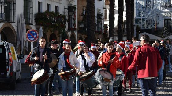 La Banda Municipal llevó su música y solidaridad por las plazas y calles