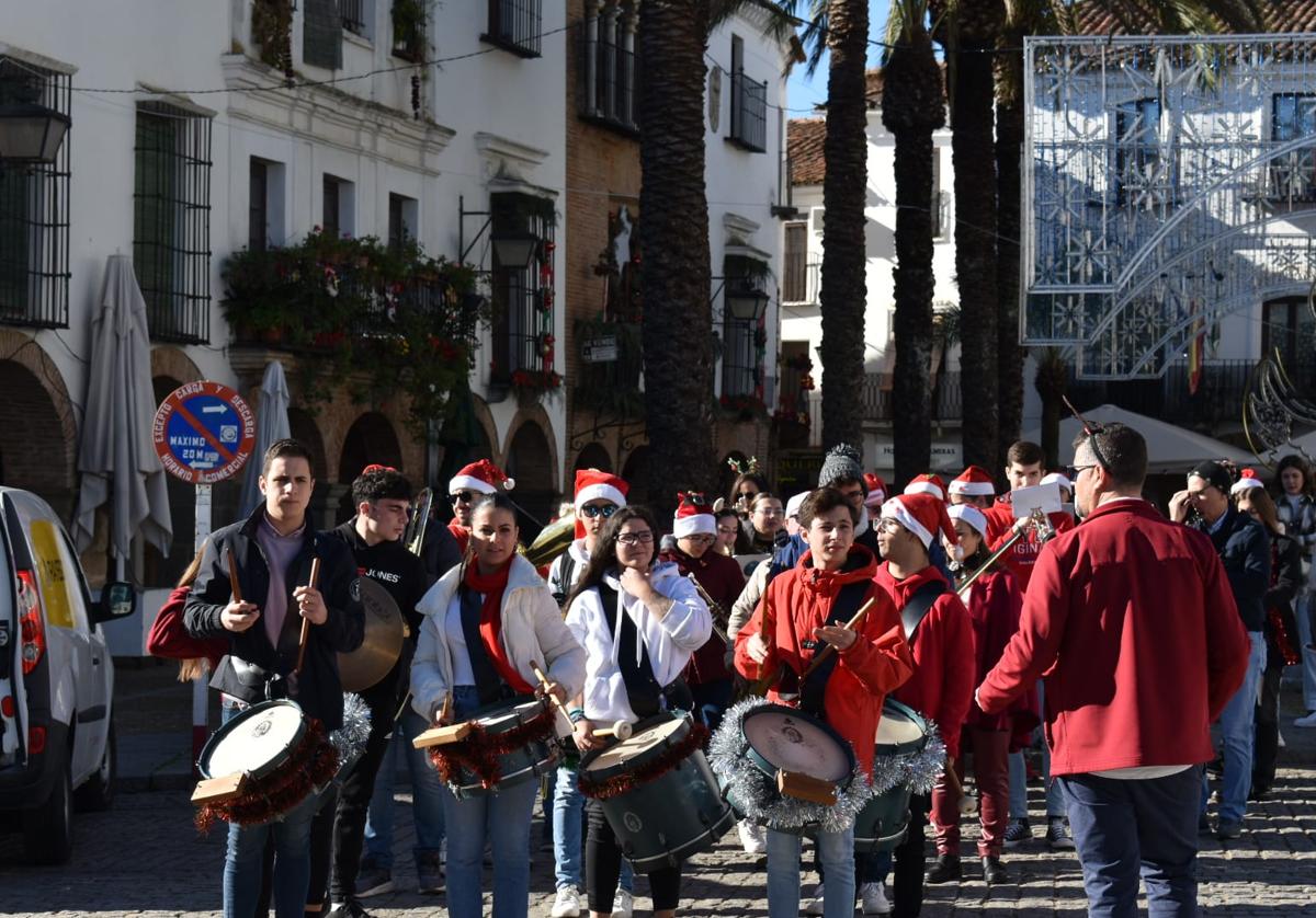 La banda a su paso por la Plaza Grande