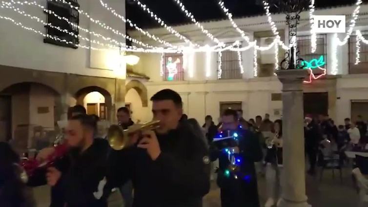 La Hermandad del Amarrado y la Banda del Nazareno repartieron alegría, música y solidaridad