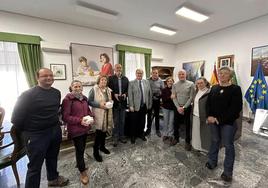 Los homenajeados juntos con el alcalde y los concejales