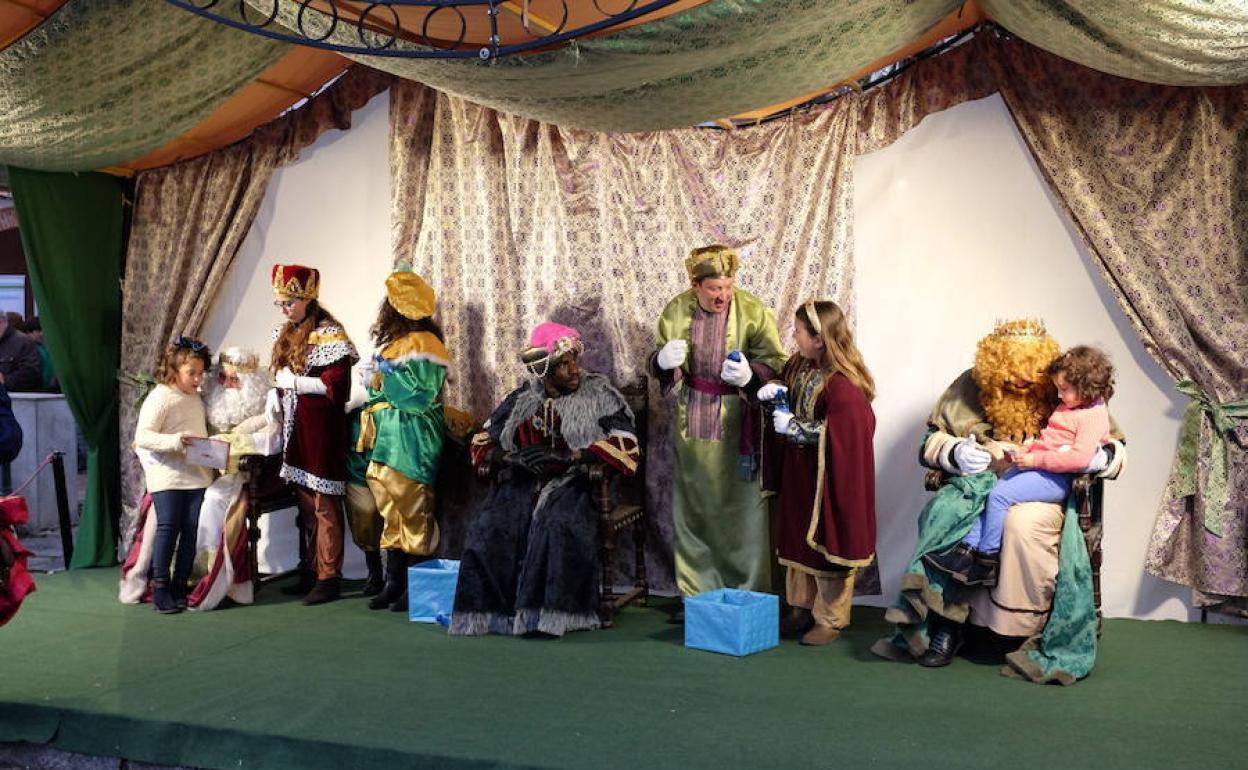 Los Reyes Magos recogiendo las cartas hace unos años 
