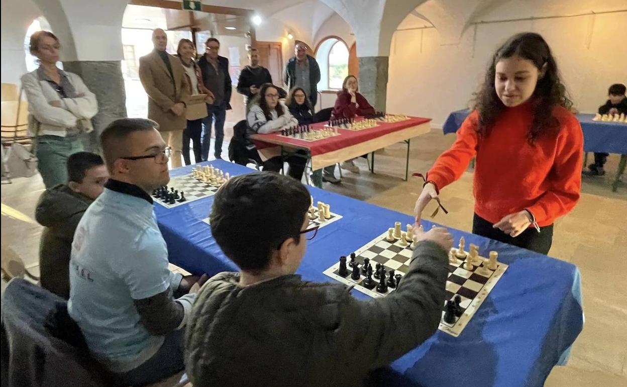 La campeona de Extremadura absoluta de ajedrez, Carlota Miguel Carrera, promociona el papel de la mujer en este deporte