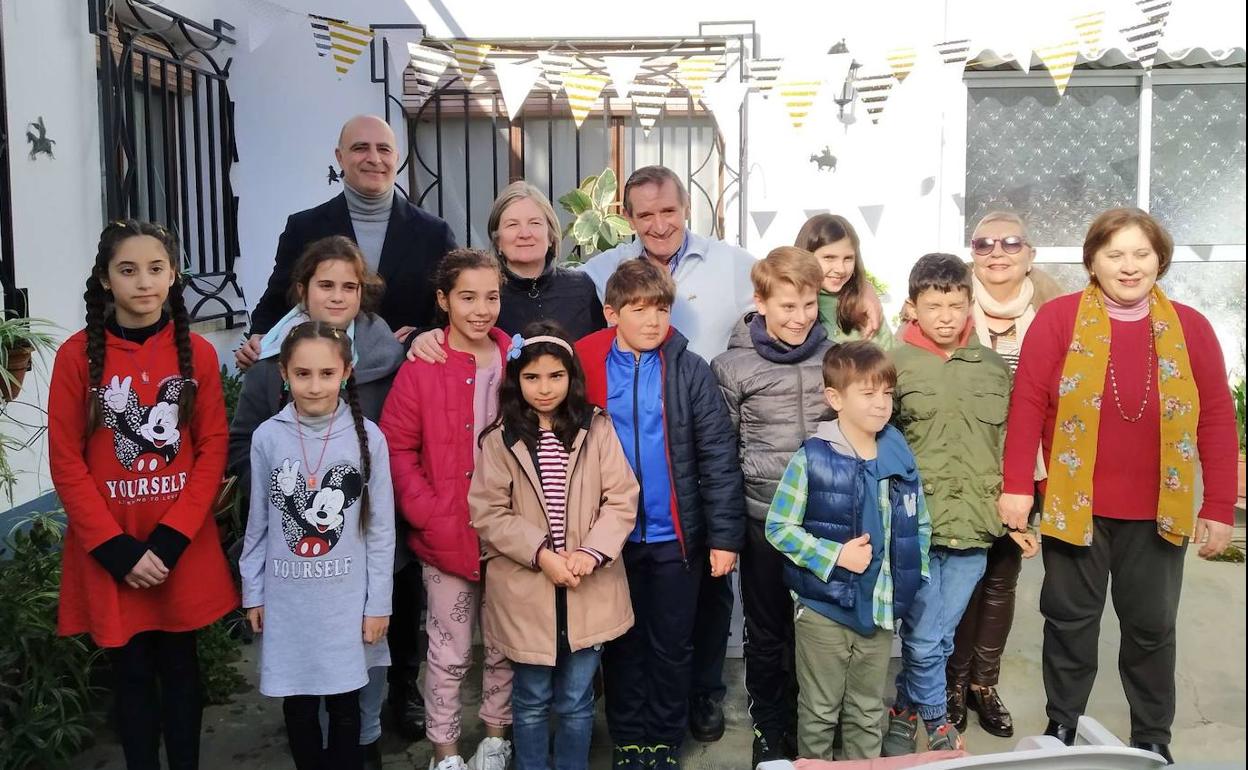Los 11 niños que han participado en el taller de belenes artesanales reciben su diploma de participación