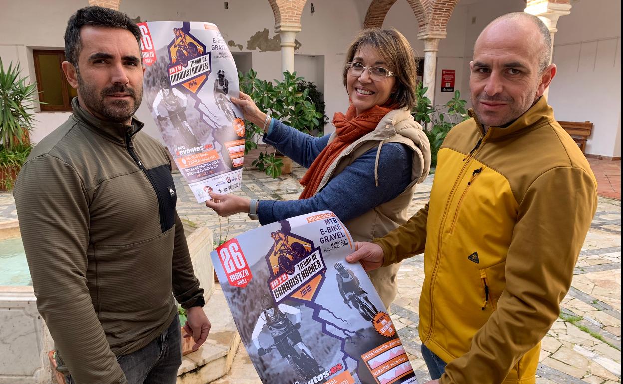 Lo organizadores junto a la concejala durante la presentación del evento 