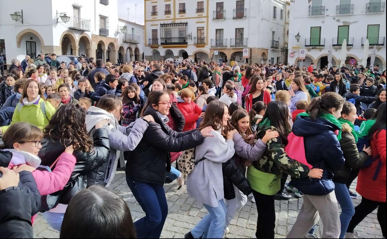 Los participantes en el encuentro en la Plaza Grande 