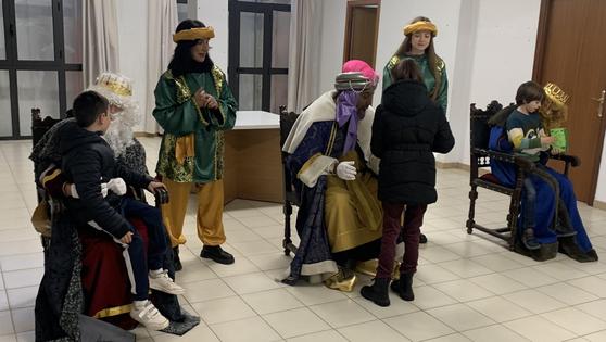 Los más pequeños entregan sus cartas a los Reyes Magos