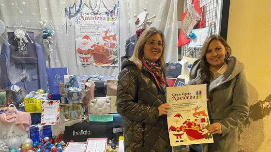 Lourdes Roblas ha sido la ganadora de la gran cesta la Asociación de Comerciantes de la Calle Sevilla