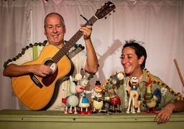 Los titiriteros de Binéfar con los protagonistas de la obra