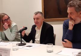 El autor durante su intervención