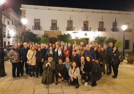 Los participantes junto a los actores de la ruta