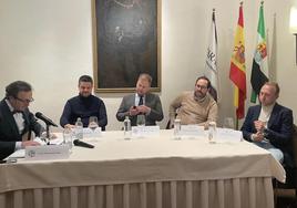 Los participantes en la mesa redonda junto con el moderador