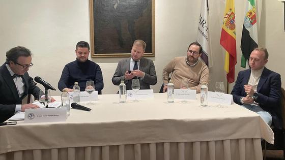 La música en las cofradías centró la mesa redonda de la Cofradía de la Oración