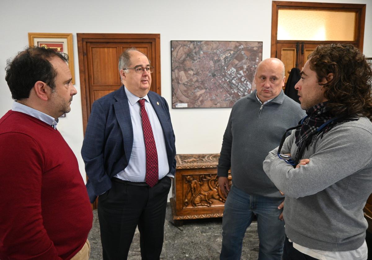 REunión mantenida en el ayuntamiento con los dos miembros de la plataforma