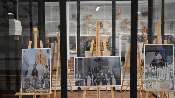 La muestra 'Entre capirotes y pucheros anda el Señor' ya se puede visitar en el Mercado de Abastos