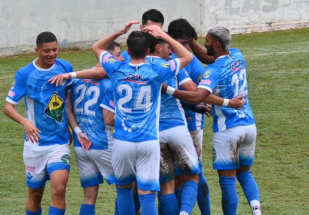 Jugadores en uno de los partidos en liga