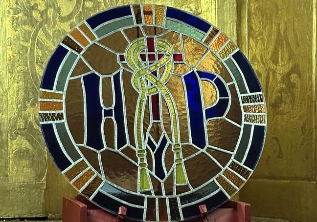 La vidriera que lucirá en la capilla