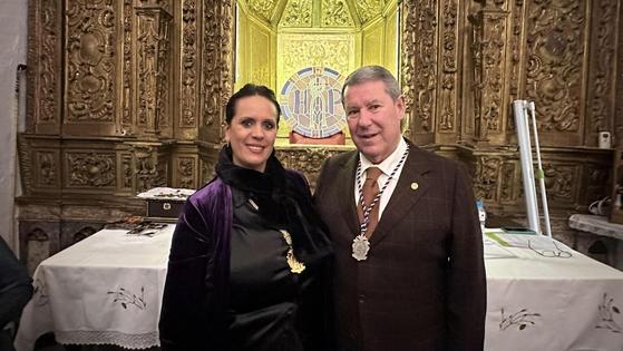 La cofradía de la Humildad y Paciencia presenta la vidriera que Paco Risco ha realizado para su capilla