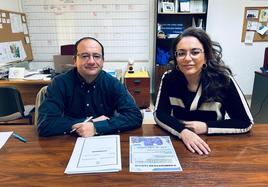 El concejal de Educación junto a la directora de la escuela en la rpesentación del concierto