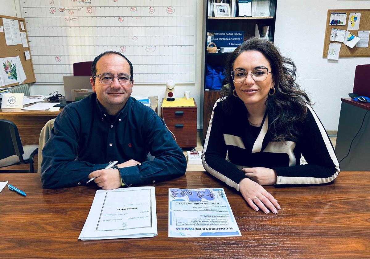 El concejal de Educación junto a la directora de la escuela en la rpesentación del concierto