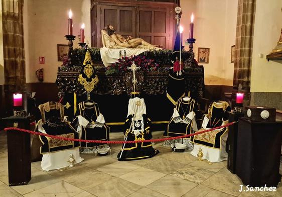 El Cristo Yacente en su paso listo para procesionar