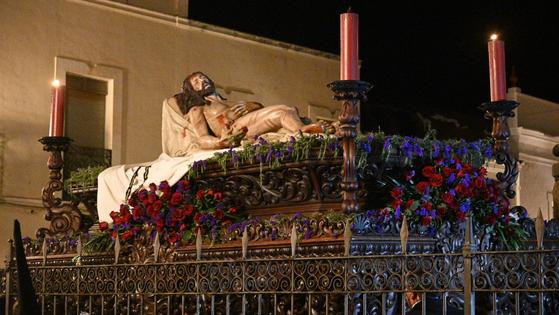 El Santo Entierro y la Virgen de los Dolores salieron a la calle el Viernes Santo