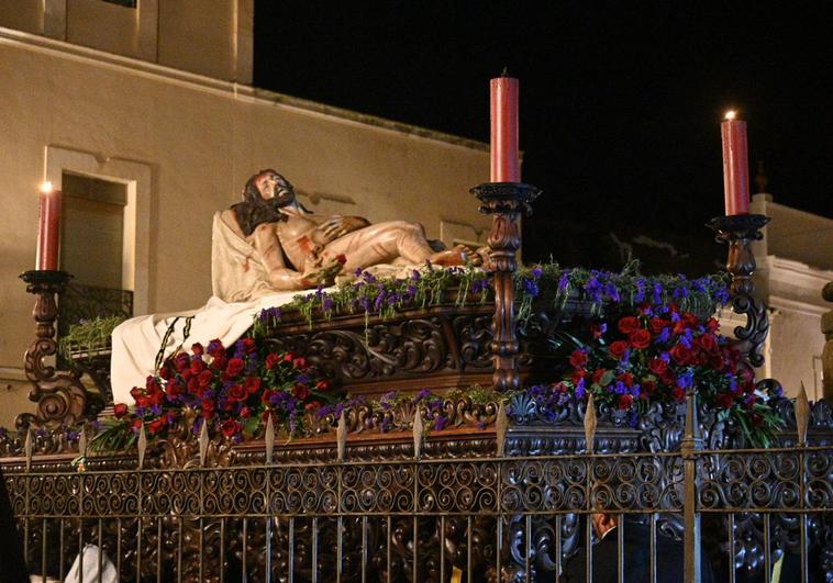 El Cristo yacente a su salida del templo