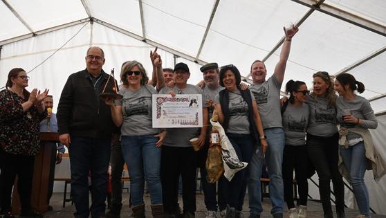 La peña 'Amigos de la calle Almendro' gana el primer premio del concurso de calderetas