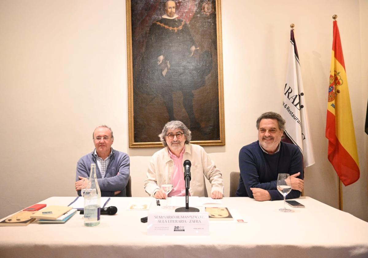 El poeta junto con sus presentadores