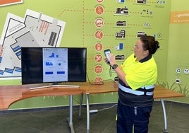 Una de las trabajadoras explica el funcionamiento de la nueva tecnología