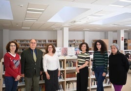 El alcalde junto a la directora y el personal técnico de la biblioteca tras la presentación