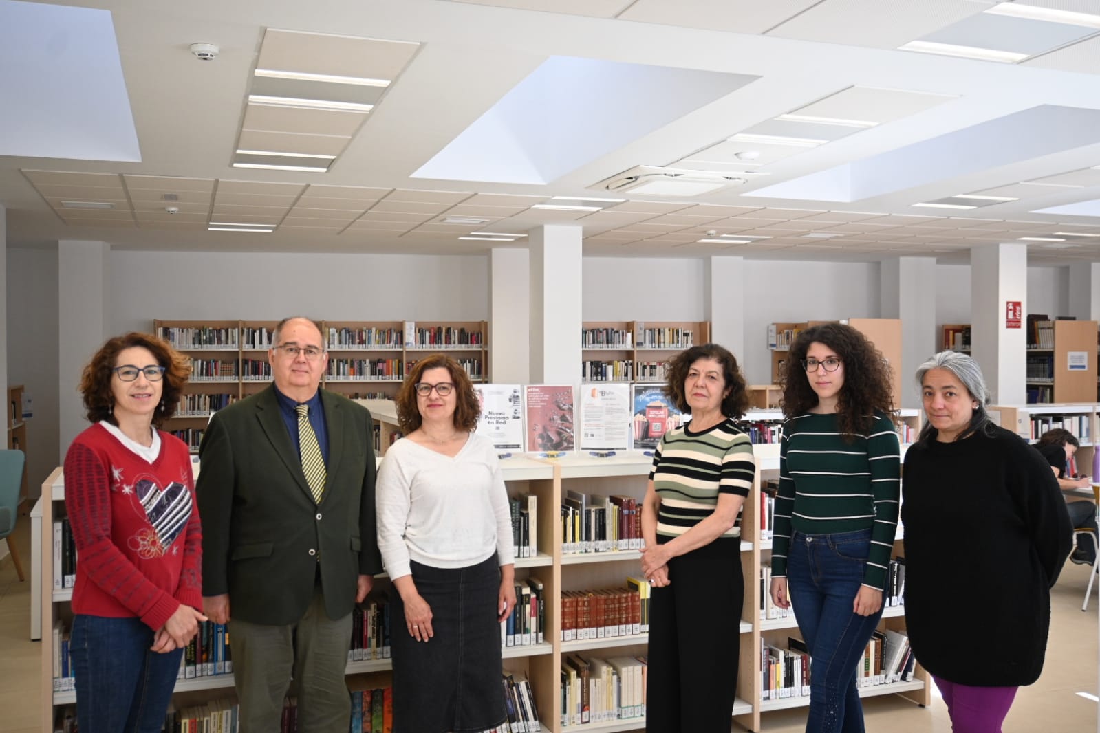 El alcalde junto a la directora y el personal técnico de la biblioteca tras la presentación