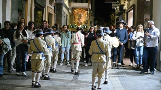 La Esperancita salió en procesión acompañada por los danzantes de Fuentes de León