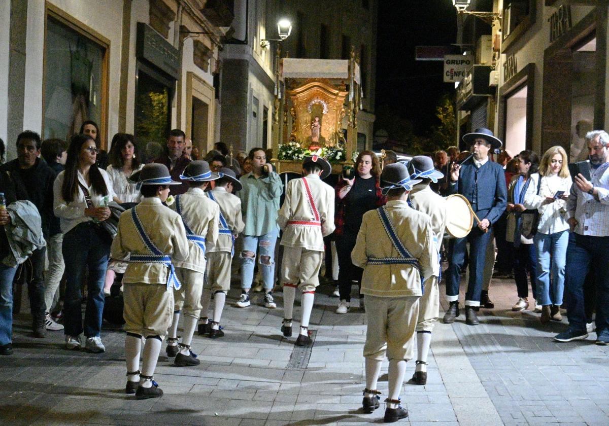 La procesión a su paso por la calle Sevilla