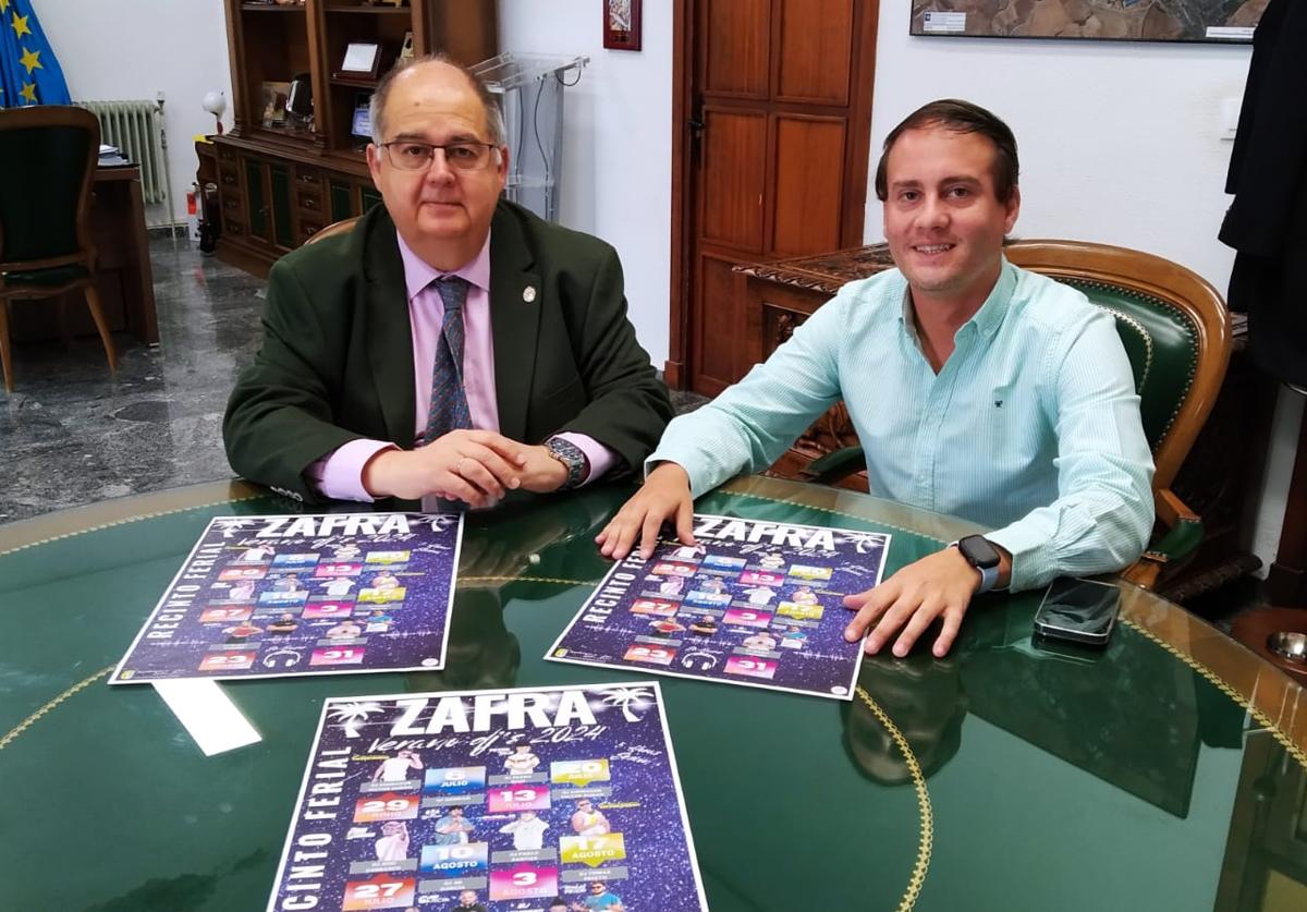el alcalde y el concejal de Juventud durante la presentación del evento