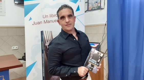Un emocionado Juan Manuel Martínez presentó su libro 'Ahora depende de ti. El inicio del cuidado'