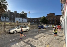 Algunos corredores a su paso por el Parador de Turismo