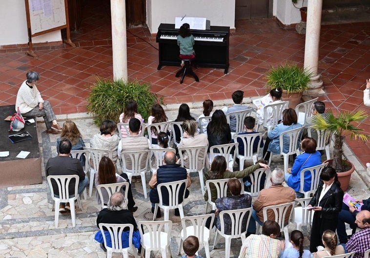 El primer concierto en el patio del ayuntamiento