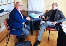 El alcalde y el gerente duranta la reunión