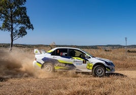 La pareja ganadora en Turismos durante la prueba