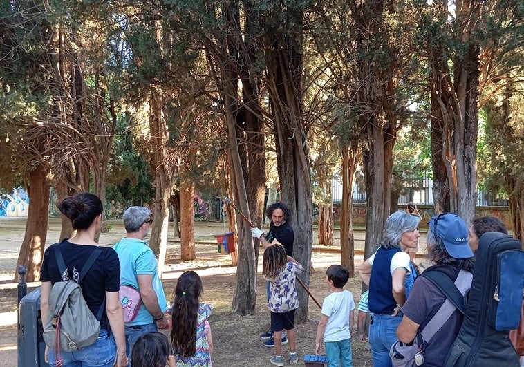 Un momenot del taller en el que se realizaron y colocaron cajas nido