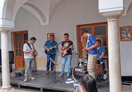 Algunos alumnos durante su actiación