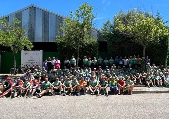 Foto de familia con los ciclistas participantes al llegar al recinto ferial