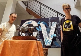 ByLuka y Annie Mambö con sus obras realizadas en Cabeza la Vaca
