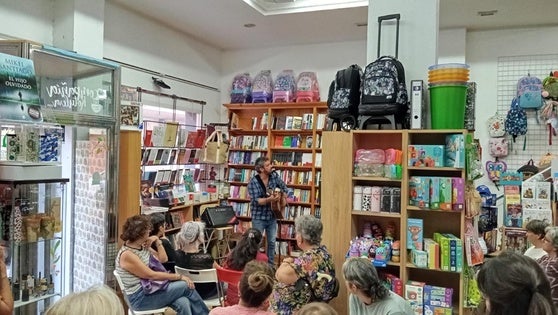 El artista Paco Cifuentes presentó su poemario 'Casa en un árbol'