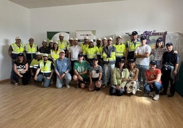 Los trabajadores de la cementera voluntarios junto con los usuarios de Plena Inclusión