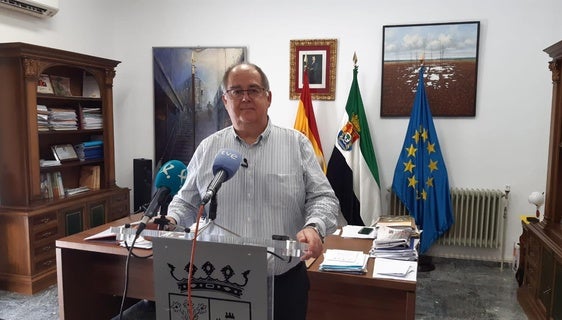 El Ayuntamiento desconvoca el Premio Dulce Chacón y devuelve las ayudas