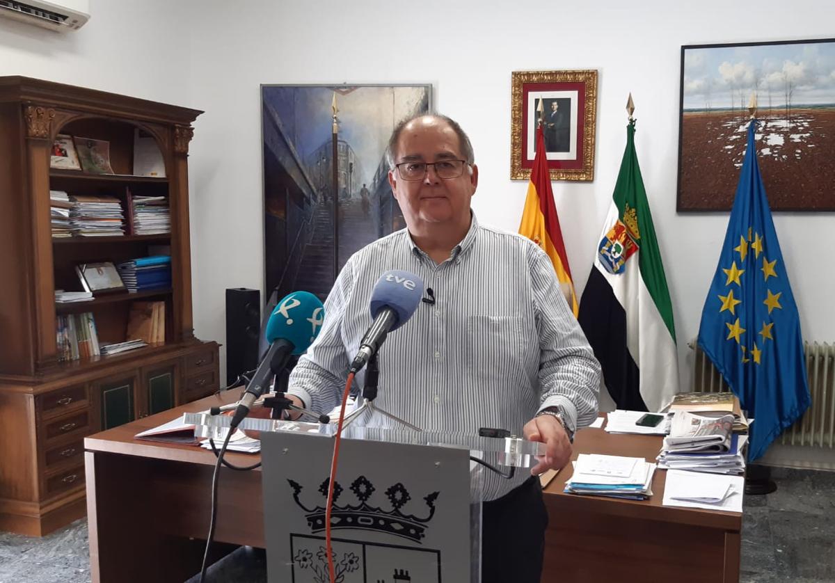 El alcalde durante la rueda de prensa de este lunes 8 de julio